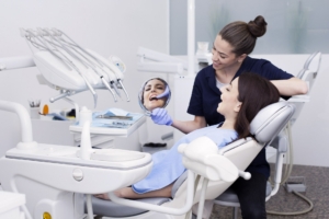 Hambaarst kasutab tööks uut hambaravitooli
